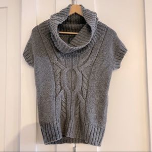 Short sleeve fitted gray sweater with cowl neck